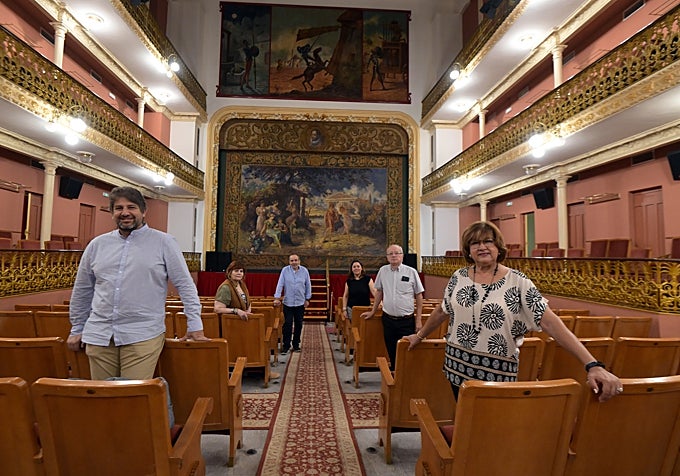 Los entrevistados en el interior del Teatro Cervantes de Abarán, esta semana.