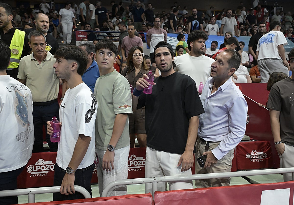 Carlos Alcaraz, con su muñequera en el brazo derecho, el pasado jueves en el Palacio de los Deportes de Murcia.