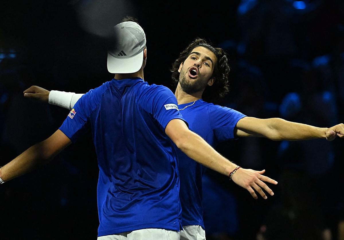 Alcaraz celebra la victoria junto a Jakub Mensik en el partido de dobles de la Laver Cup.