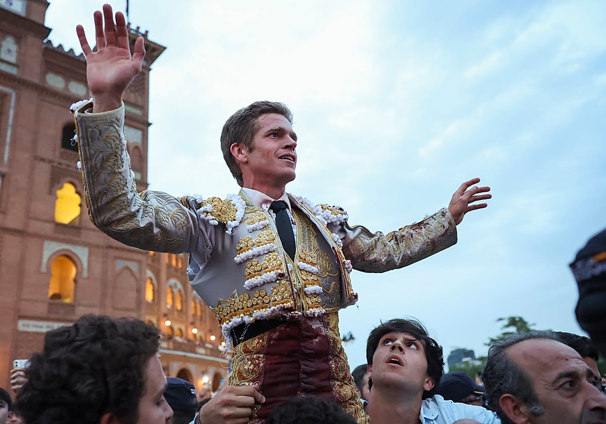 El diestro Borja Jiménez a hombros en la corrida de la Feria de San Isidro de 2024 en Las Ventas (Madrid).