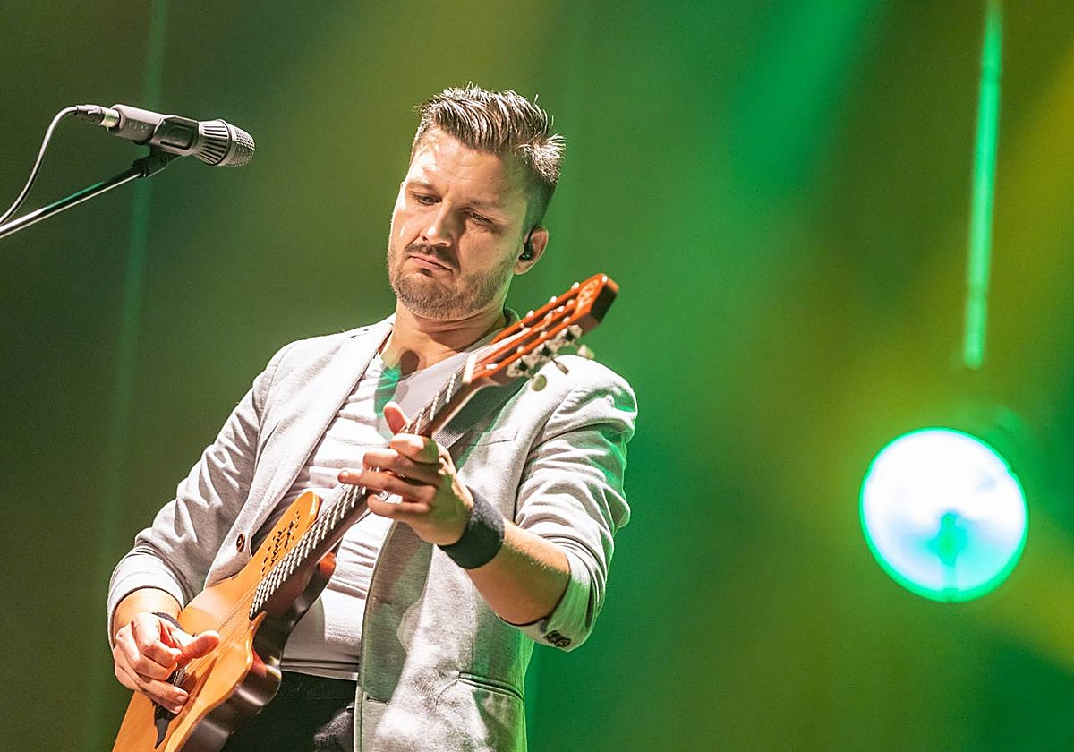 Oscar Rosende, líder de Great Straits, sobre el escenario en uno de sus conciertos.