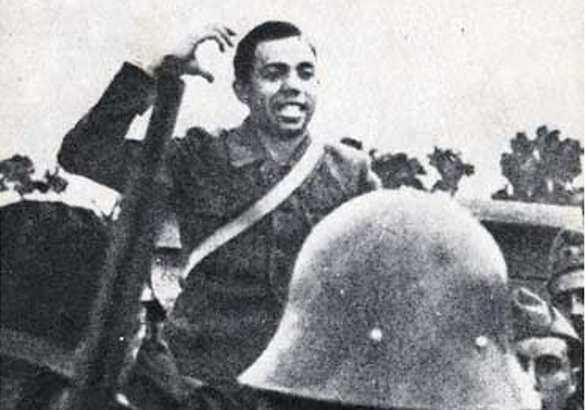 Miguel Hernández arengando a las tropas en el frente sur, en marzo de 1937.