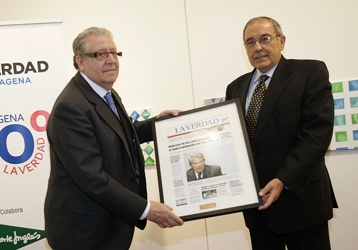 Javier Navarro-Valls, a la derecha, en la entrega de premios del 50 aniversario de LA VERDAD de Cartagena en 2003.