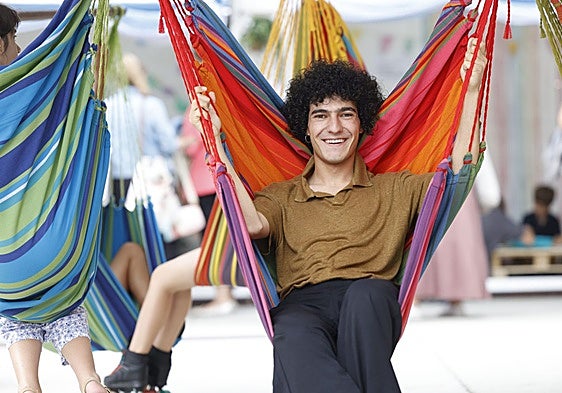 El madrileño Mario Obrero, ahora residente en Barcelona, posando en la Feria del Libro de Santander.