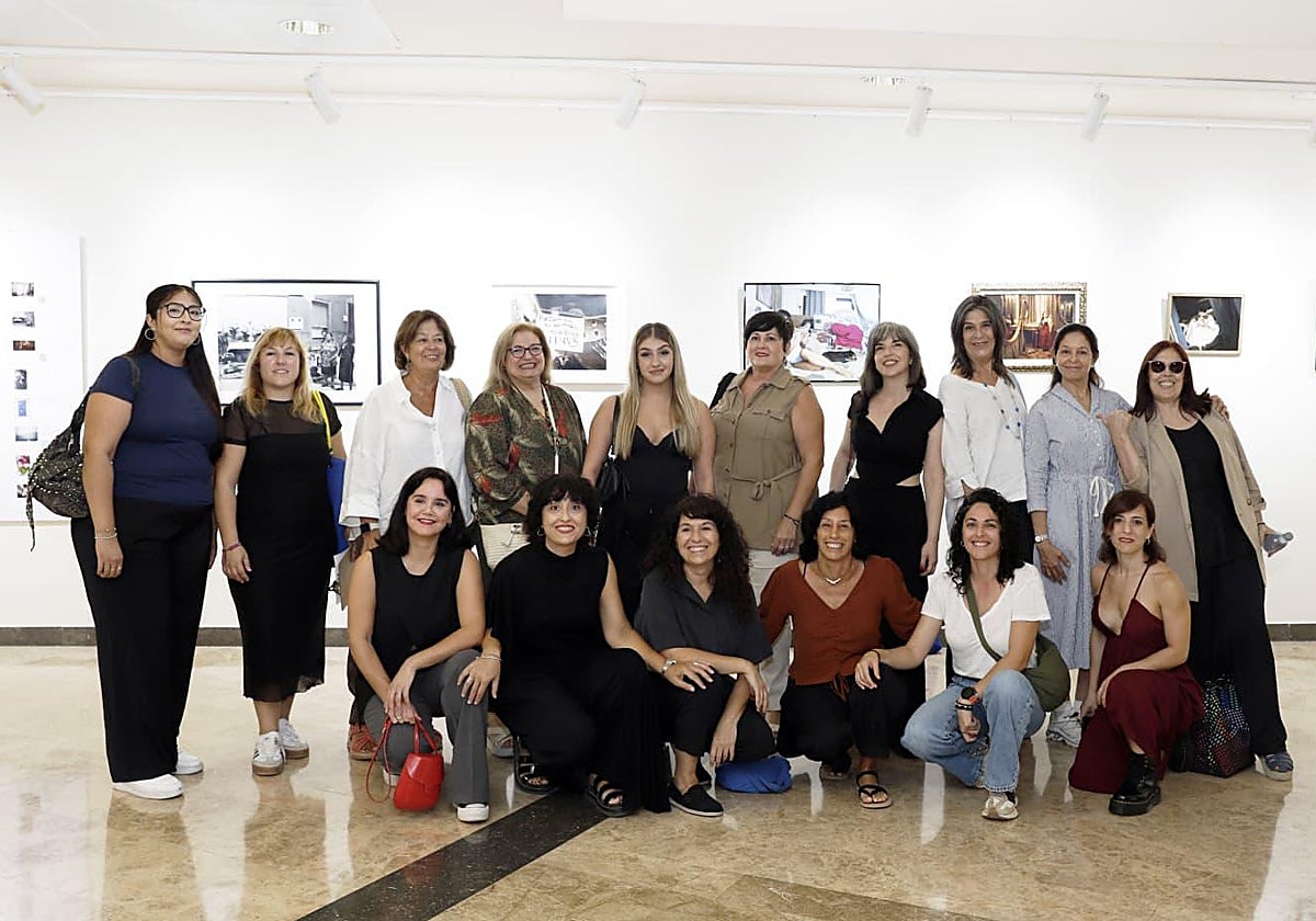 El grupo de fotógrafas de la Región de Murcia que expone en esta muestra colectiva, en la inauguración.