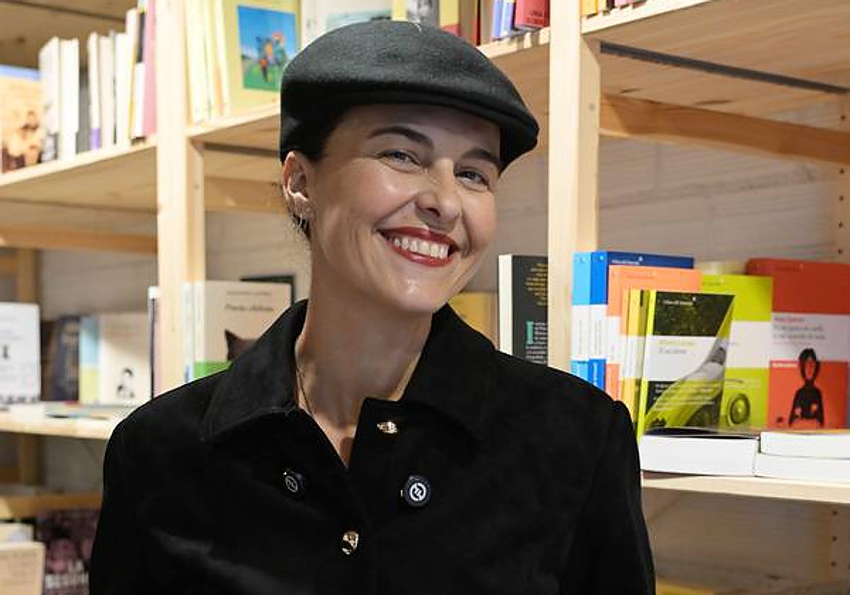 La psicóloga Virginia Frutos en la librería murciana El Faro de Lola, donde presentó 'Psicología zombi'