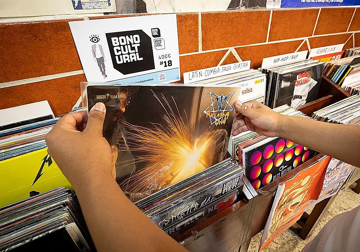 Un chico compra discos con el Bono Cultural, en una fotografía de archivo.