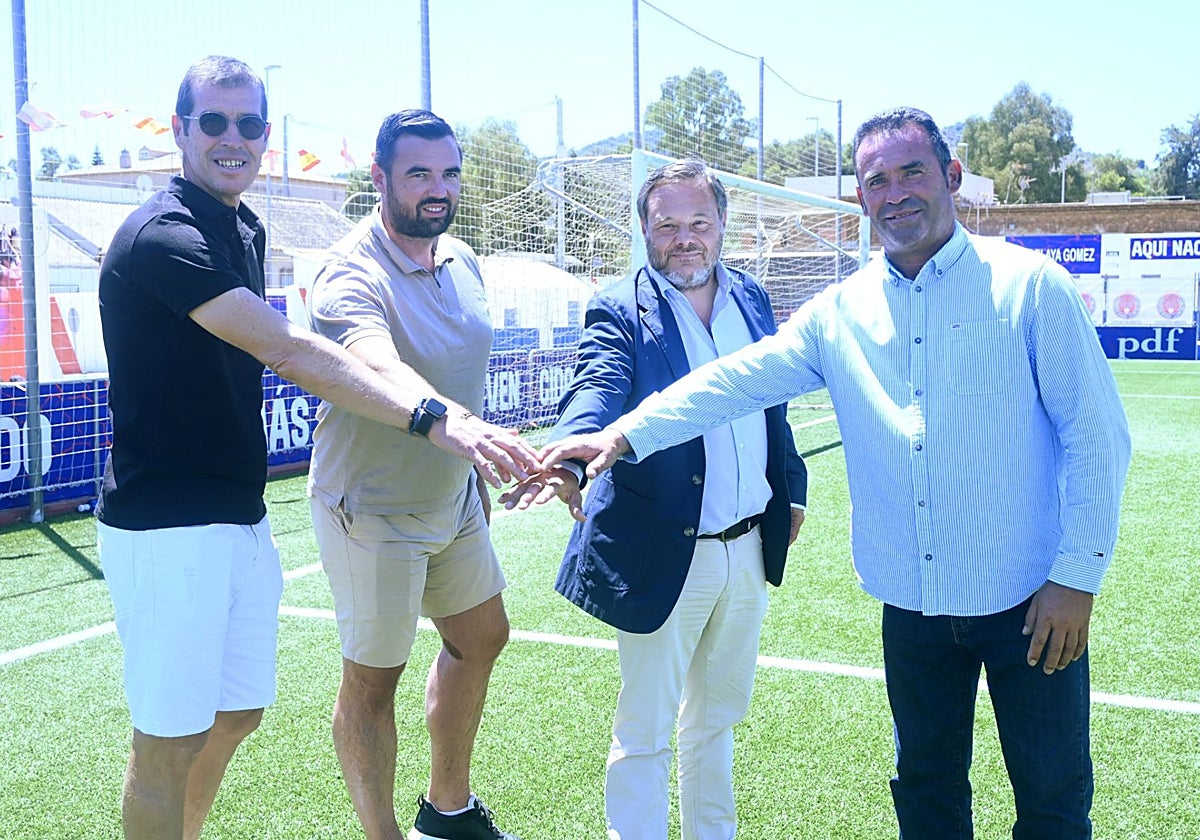 José Blaya posa junto a Quique Romero, 'Micho' y Carlos García.