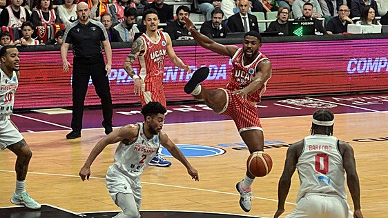 El UCAM Murcia y David DeJulius mantienen las distancias