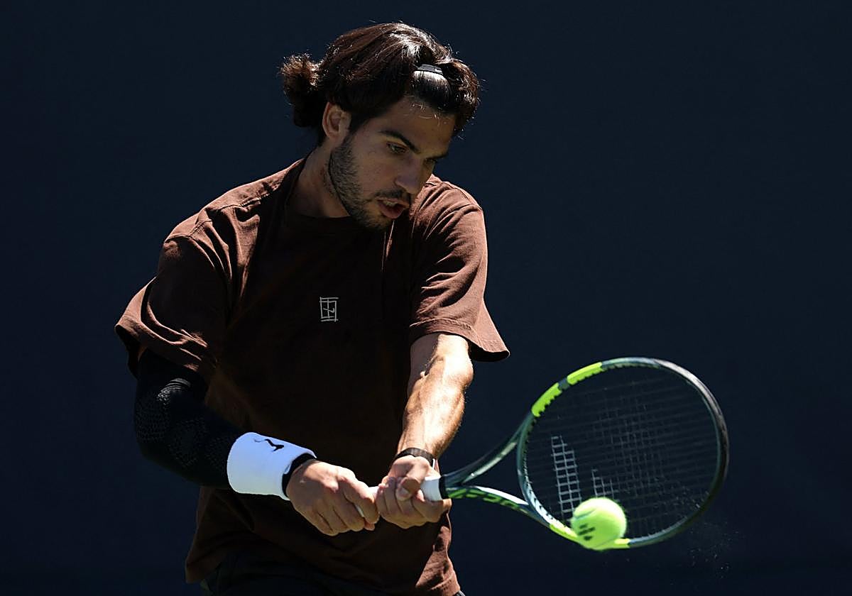 Carlos Alcaraz golpea de revés en el entrenamiento de este sábado en Flushing Meadows.