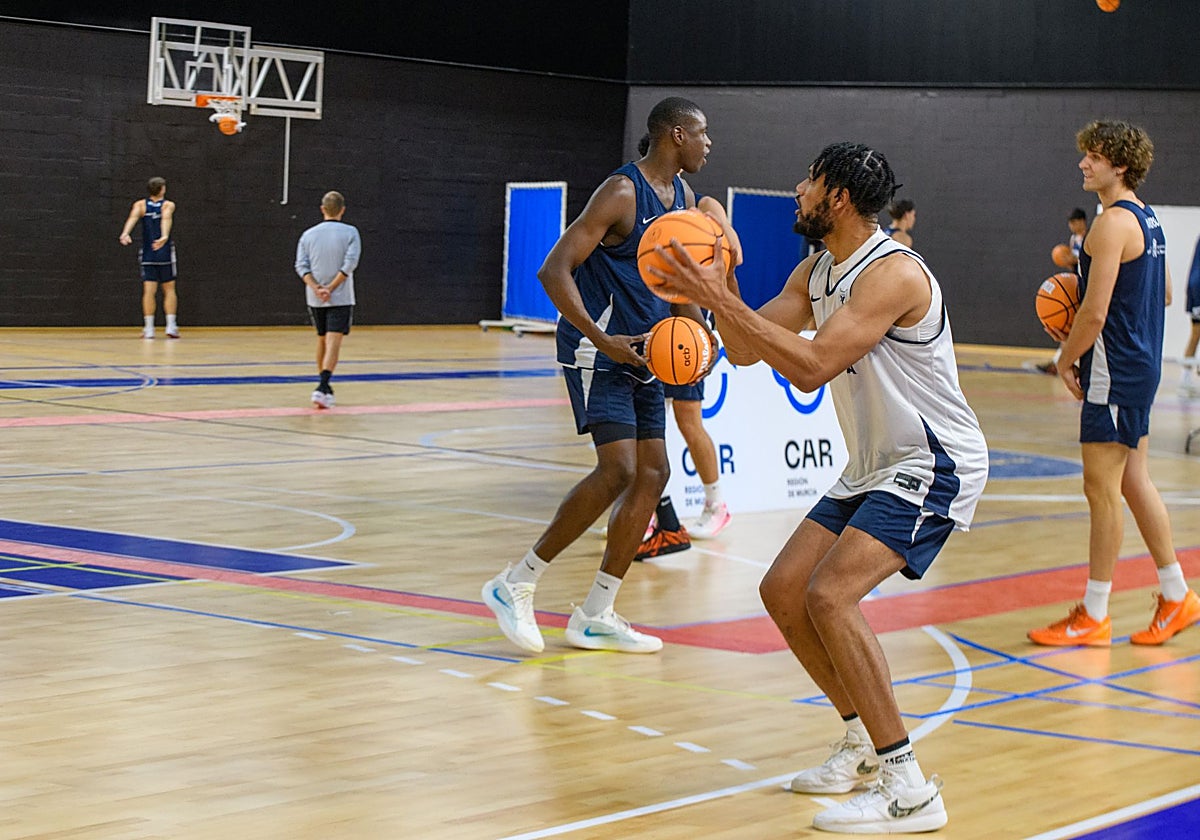 Gates lanza un triple en una sesión de tiro del UCAM esta pretemporada, en el CAR Región de Murcia.