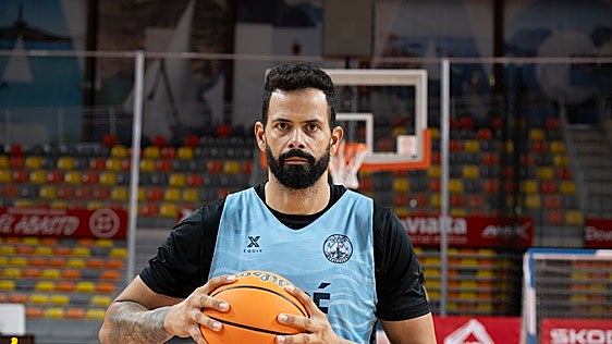 Faverani: «Con 30 años me retiraron por una lesión de rodilla y tengo 38 y aquí sigo»