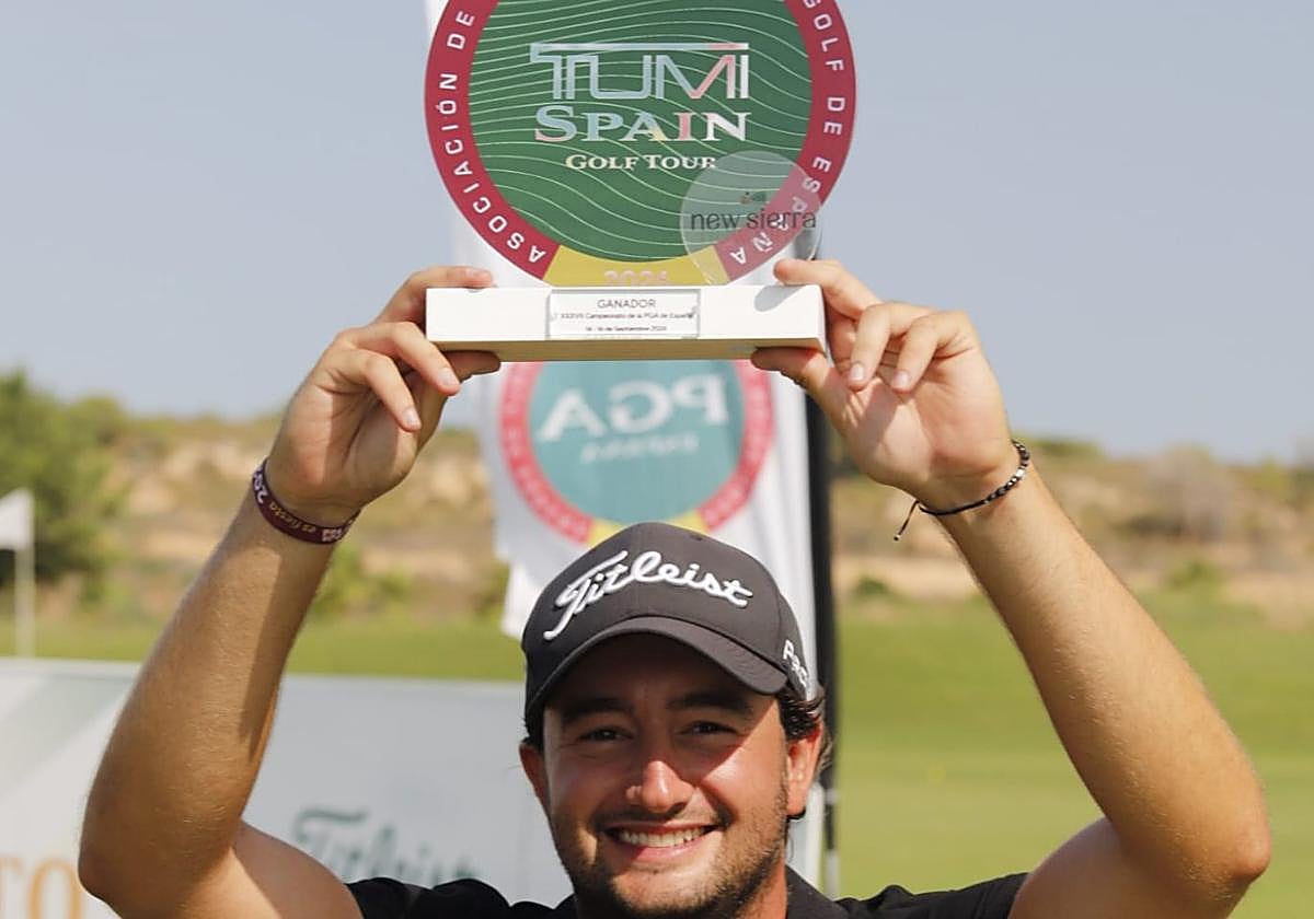 Carlos Abril feliz con su trofeo de campeón 2026.