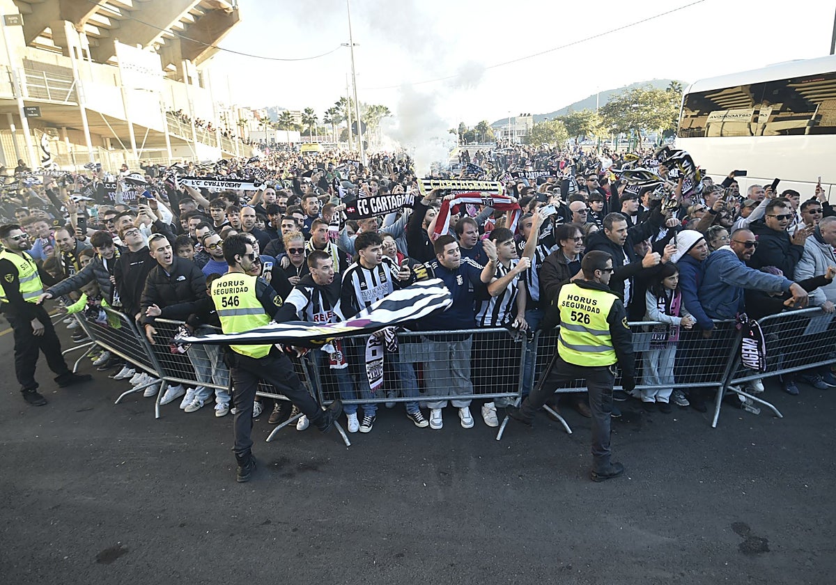 La afición del Cartagena, en masa, aguarda la llegada de los futbolistas en el derbi de la temporada pasada en el Cartagonova.