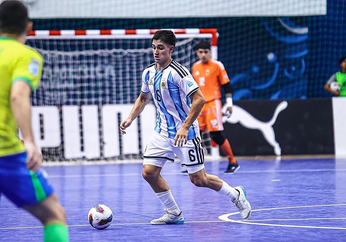 Bautista Caso maneja el balón en la final Sudamericana sub17 ante Brasil de hace unos meses.