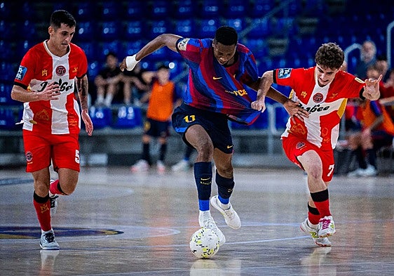 Touré y Adri disputan un balón durante el partido en el Palau ante la mirada de Agustín Plaza