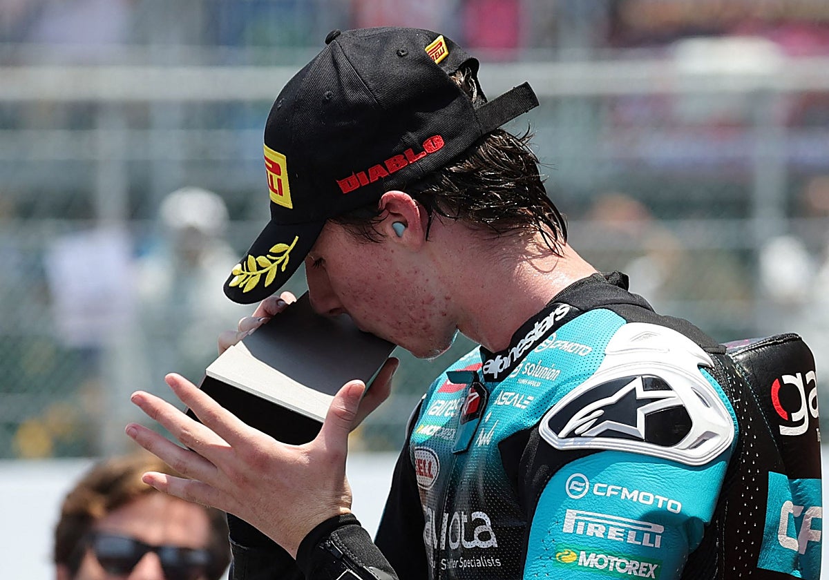 Máximo Quiles besa el trofeo de campeón del mundo.