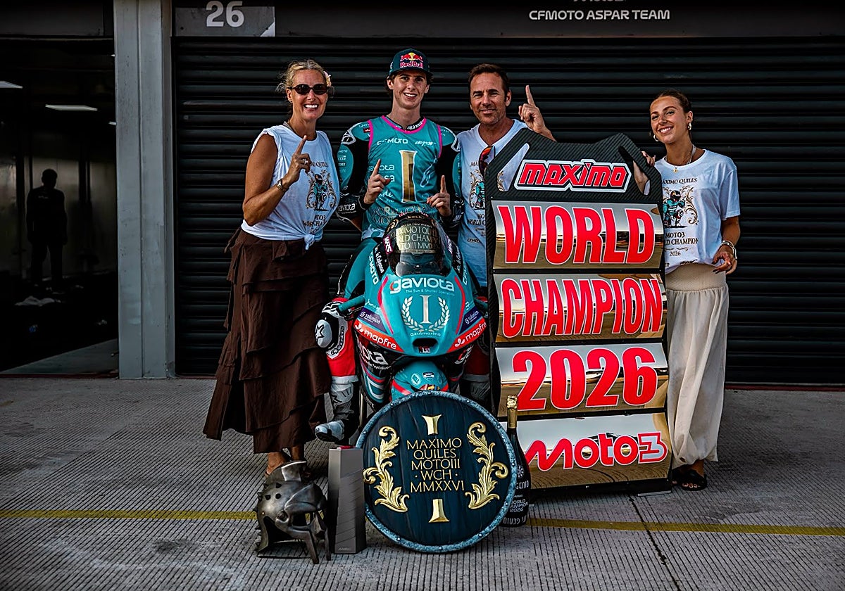 Quiles, junto a su madre, Begoña, su padre, José David, y su hermana, Alejandra, el pasado domingo en la celebración del título de campeón de Moto3.