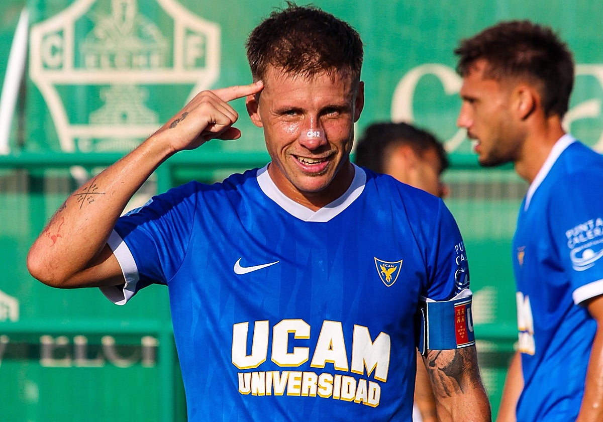 Dani Aquino, delantero del UCAM CF, celebra un gol en el partido ante el Ilicitano.
