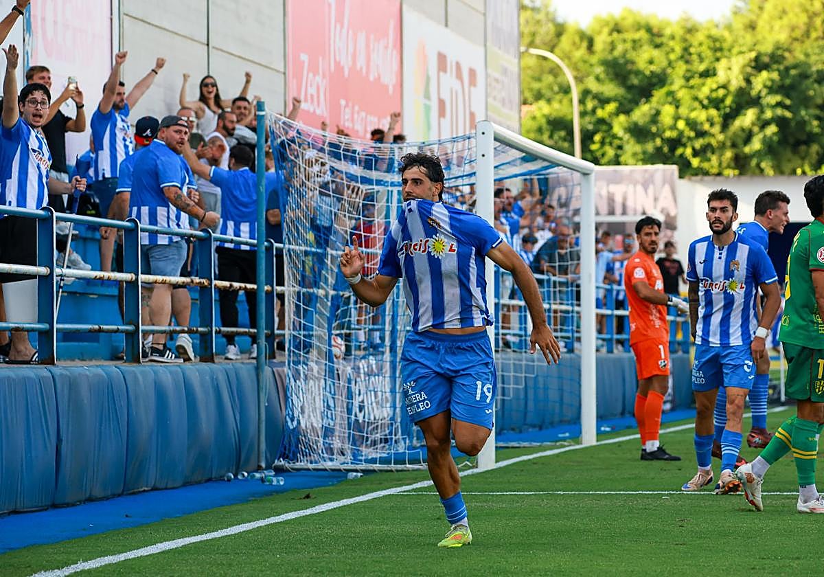 Gonzalo Serrano celebra el gol que le marcó la semana pasada al Huesca en El Rubial