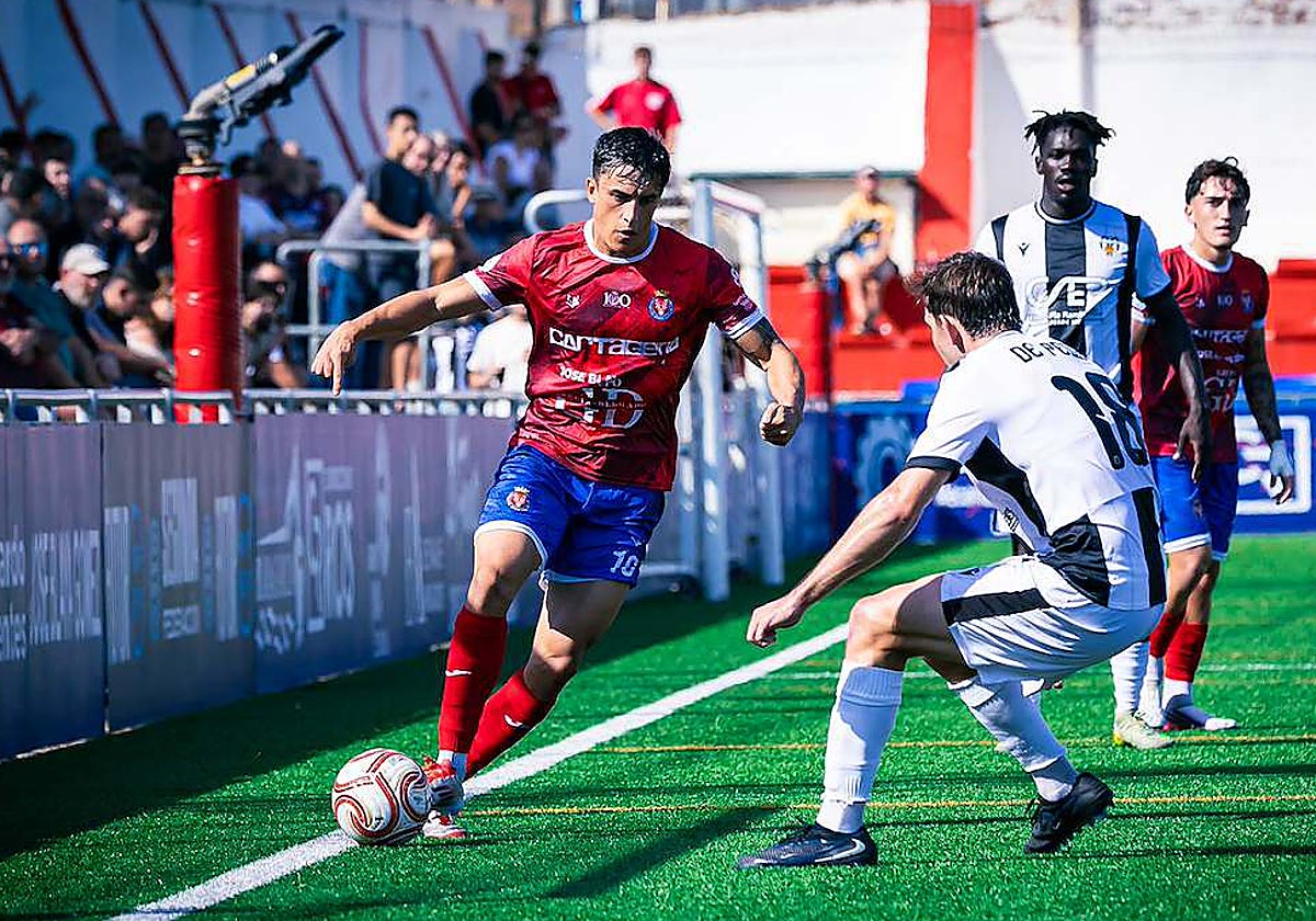 PIpo encara durante el duelo entre la Deportiva Minera y el Castellonense, en el Ángel Celdrán.