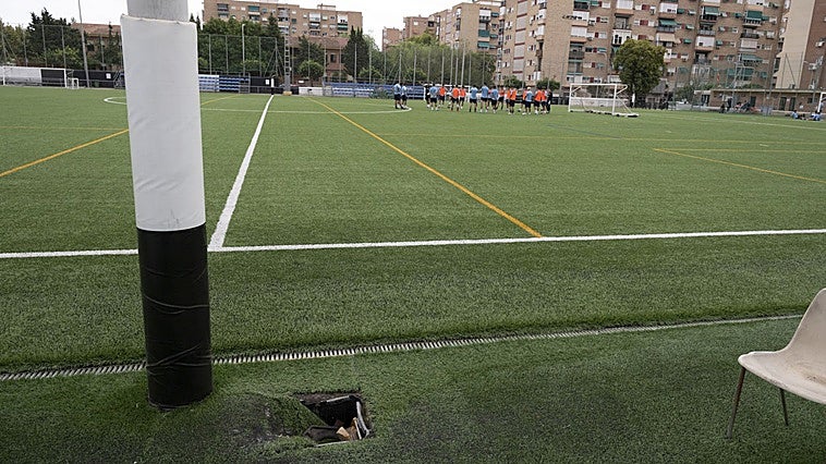 El «drama» de la cantera del Cartagena: agujeros, barandillas rotas y sin riego en Ciudad Jardín