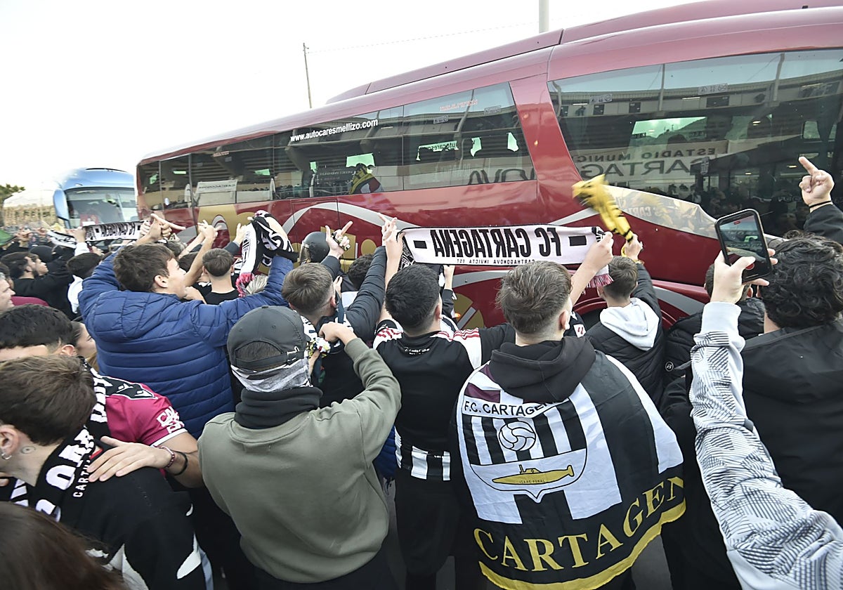Aficionados del Efesé, a la llegada del autobús del Real Murcia en el derbi del Cartagonova la pasada temporada.
