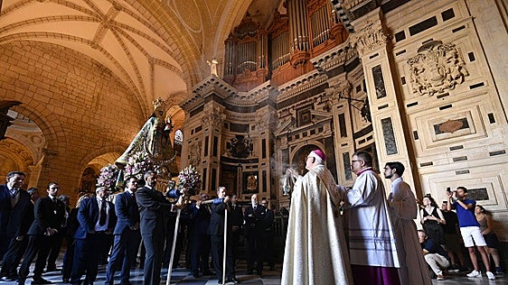 En imágenes, la procesión claustral de la Virgen de la Fuensanta