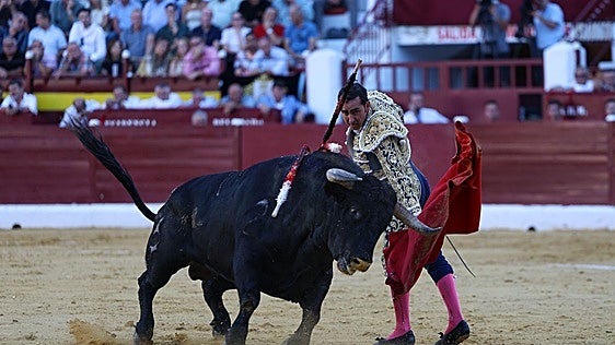 Puerta grande para El Fandi para abrir la Feria Taurina de Murcia