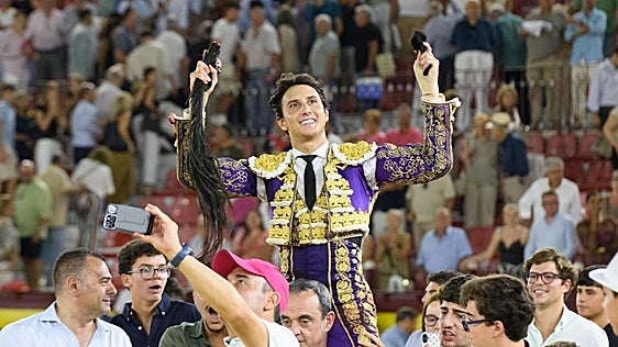 Roca Rey corta cuatro orejas y un rabo en la Feria Taurina de Murcia