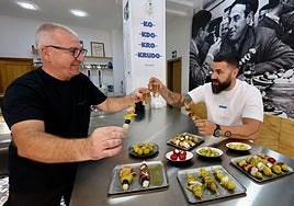 El placero Ramón Moñino y Juan Manuel Vargas, brindando este miércoles en la apertura al público de la gildería Krudo.