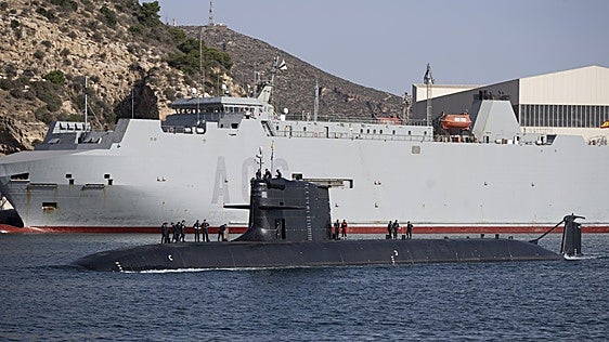 El nuevo submarino 'Narciso Monturiol' navega por primera vez en aguas de Cartagena