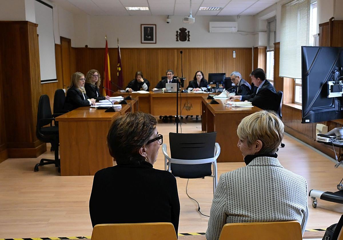 María Dolores Vicente, (izq) y Consuelo Rosauro (dcha), durante una sesión del juicio en marzo.