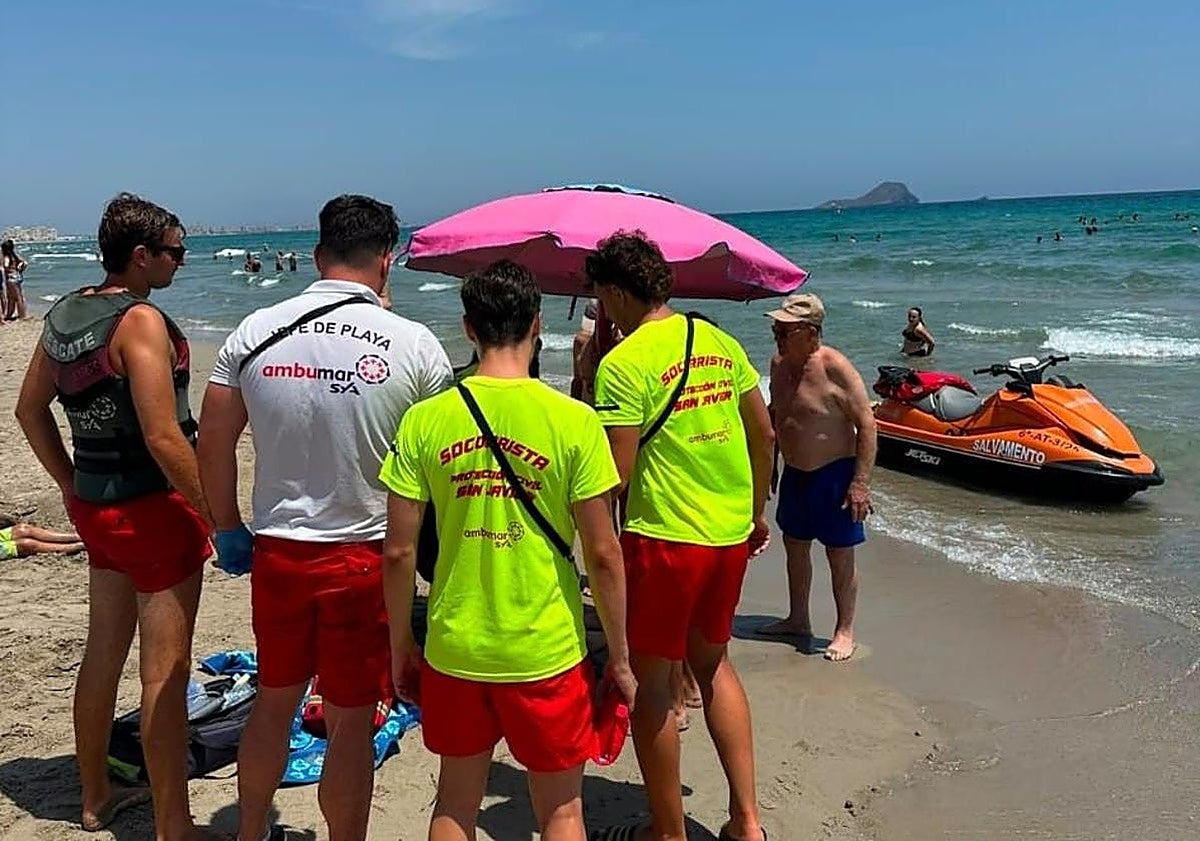 Socorristas y personal sanitario rodean al hombre en la playa del Pedrucho.