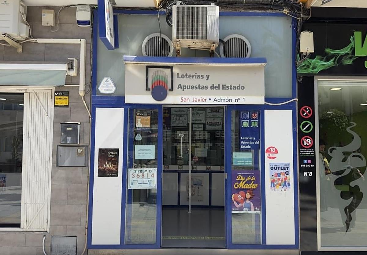 Una de las dos administraciones de Lotería de San Javier donde se vendieron los boletos premiados.