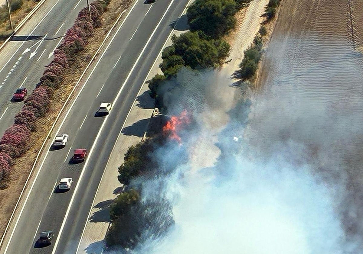 Dos incendios simultáneos en el entorno de la AP-7 movilizan a los bomberos en San Javier y San Pedro del Pinatar
