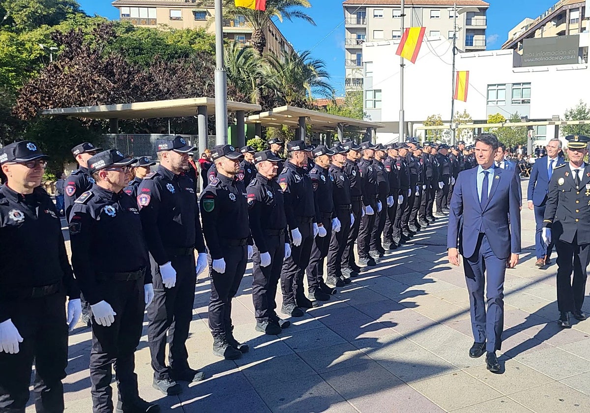 El alcalde y el jefe de la Policía Local pasan revista a los agentes en la Plaza de España en enero de este año.
