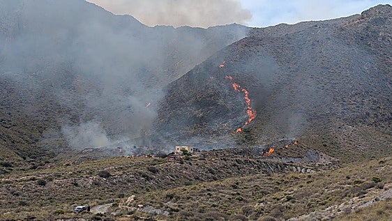 Un centenar de efectivos extinguen el incendio que quemó 6 hectáreas en Bolnuevo