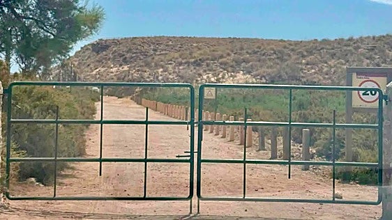 La degradación ambiental en Cuatro Calas obliga a regular el acceso en coche y prohibir las caravanas