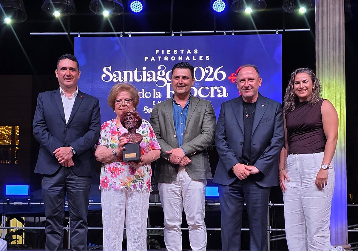 El escultor -2º dcha- con el pedáneo Mauricio Ruiz, Carmen Romero, el alcalde Luengo y la edil Isabel Madrid