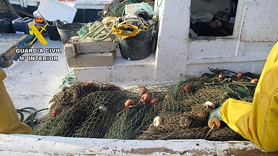La Guardia Civil investiga en Águilas a un pescador por faenar pese a tener prohibido a ejercer la actividad
