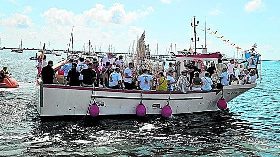 La Virgen del Carmen une a San Pedro del Pinatar en torno al Mar Menor