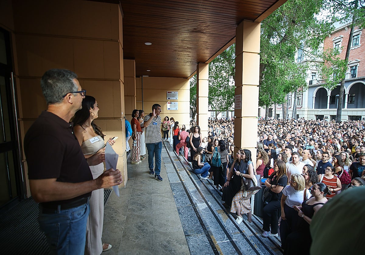 Los interinos copan más del 86% de las plazas de maestro en la oposición