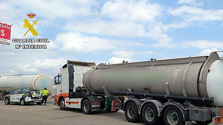 Sorprendido cuando sextuplicaba la tasa de alcohol al volante de un camión cargado con 25.000 litros de sosa cáustica