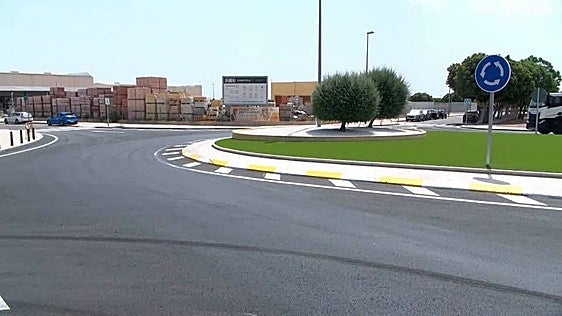 Una nueva rotonda mejora la circulación en el polígono industrial de Roldán, en Torre Pacehco