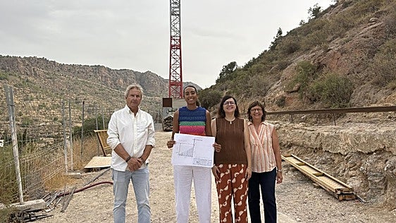 Preparan la retirada de las dos grúas del Castillo de Alhama de Murcia tras 16 años