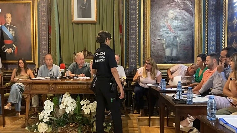 La tensión política estalla en Mazarrón: el alcalde expulsa del Pleno a la portavoz del PP tras discutir sobre los funcionarios