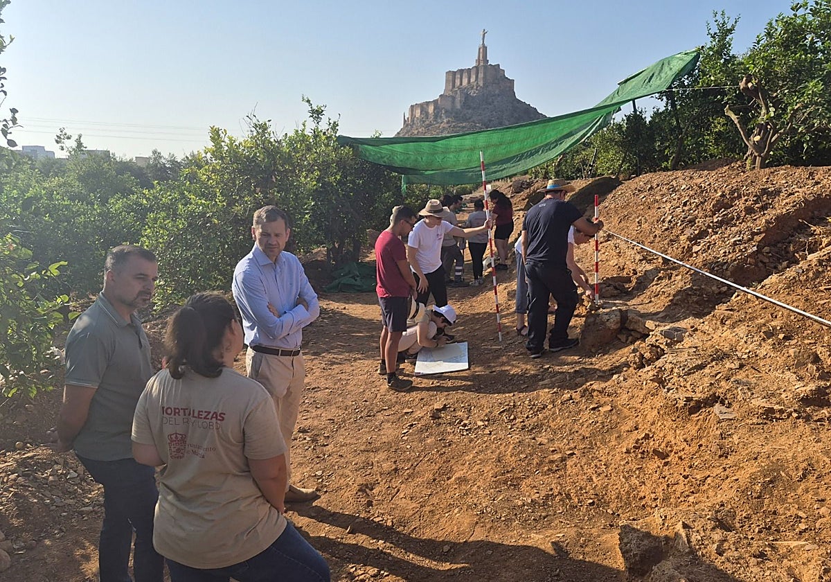 Un nuevo muro y un enterramiento, avances en la excavación arqueológica del Castillejo de Monteagudo en Murcia