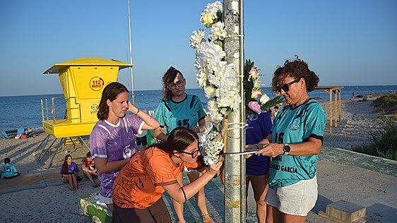 Flores para Álvaro: familiares y amigos piden la inhabilitación de los tres funcionaros condenados por el accidente mortal en la playa de El Mojón