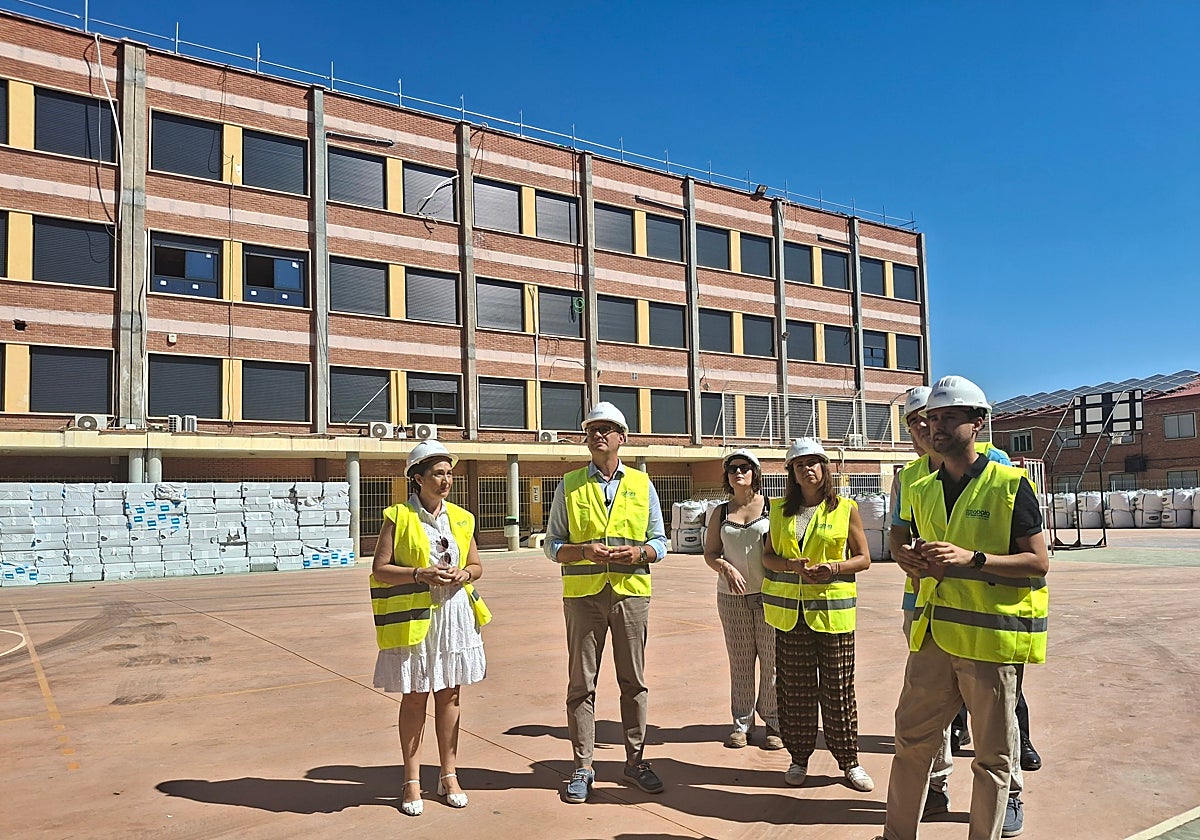 El consejero de Educación y FP, Víctor Marín, ha visitado las obras de mejora de la eficiencia energética del IES Salzillo de Alcantarilla.